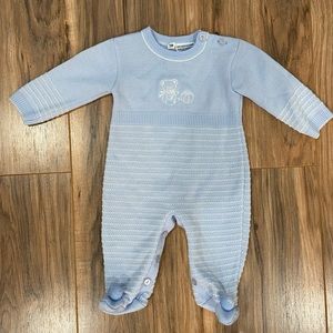 Size 3 Month Vintage (Freimanit brand) blue and white footies with bear detail.